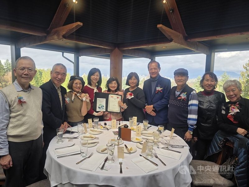 世界新古詩總會加拿大分會成立，總會理事長石豐銘（右4）從台灣飛來送上祝福。駐溫哥華僑務組長郭淑貞（左4）頒發代表處的賀狀，並讚揚會長梁玉燕（左5）動員力很強，短短幾日號召就吸引數十位詩人會員共襄盛舉。中央社記者程愛芬溫哥華攝　114年11月12日