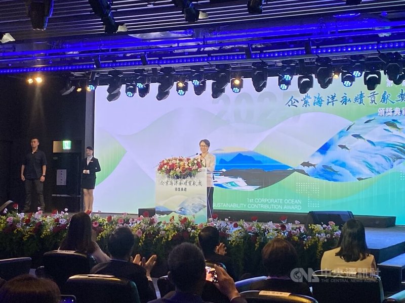 海洋委員會12日下午在台北101舉辦第一屆「企業海洋永續貢獻獎」頒獎典禮，共計17家企業獲獎，副總統蕭美琴（後中）親自出席頒獎。中央社記者黃麗芸攝　114年11月12日