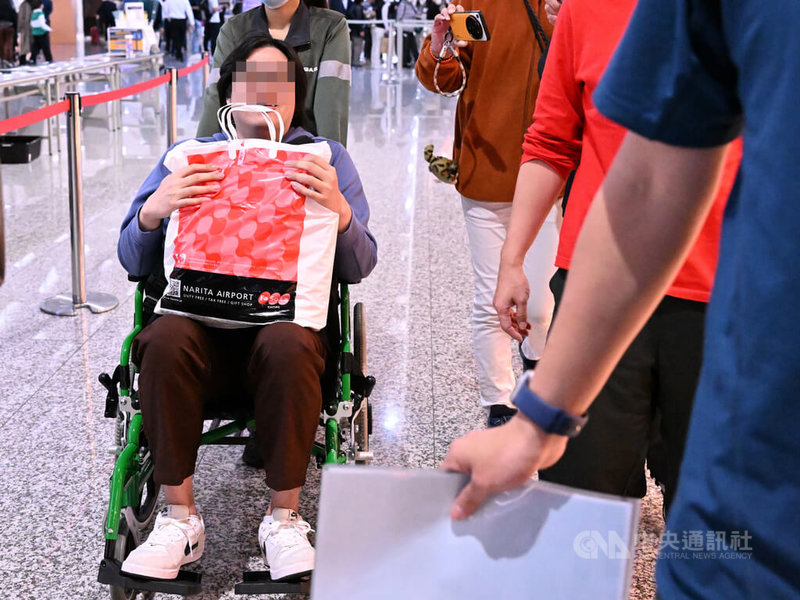 網傳不實訊息稱「法國BBC報導台灣捐贈80億歐元巨資交換演講」引關注，涉嫌發文的陳姓男子（左）12日搭機返台，刑事局也派員到桃園國際機場請陳男協助釐清案情，陳男也願配合調查。中央社記者吳睿騏桃園機場攝　114年11月12日