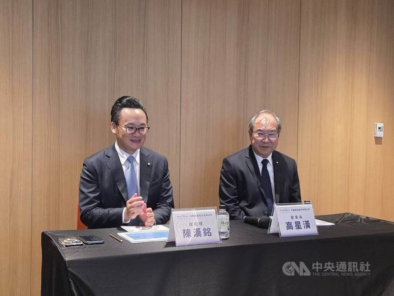 華航召開法人說明會，董事長高星潢（右）表示，「力拚客貨雙贏」，樂觀看待明年營運；左為總經理陳漢銘。中央社記者江明晏攝　114年11月12日