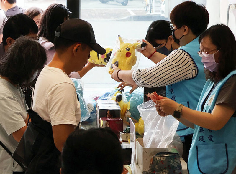 法務部行政執行署嘉義分署11日舉辦案件查扣物、執行案件拍賣會，拍賣品中包含熱門動漫鬼滅之刃、寶可夢等公仔、玩偶，僅以市價3成變賣，吸引民眾搶購。（行政執行署嘉義分署提供）中央社記者黃國芳傳真　114年11月12日