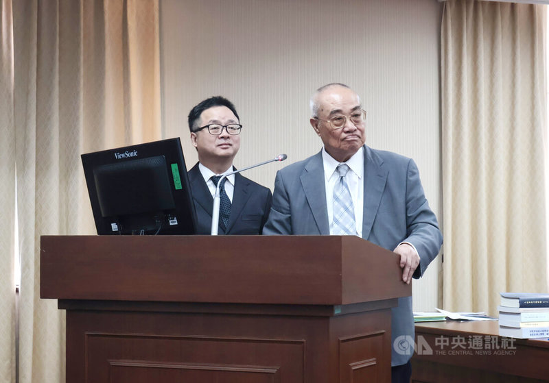海基會董事長吳豊山（右）、副董事長兼祕書長羅文嘉（左）12日在立法院內政委員會回應立委質詢。中央社記者李雅雯攝　114年11月12日