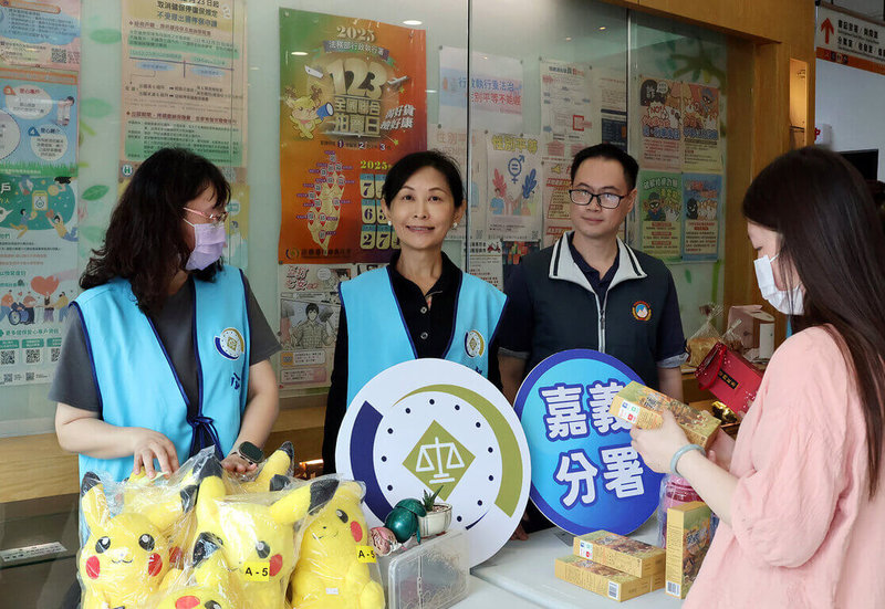 法務部行政執行署嘉義分署11日進行案件查扣物、執行案件拍賣會，時下流行的動漫鬼滅之刃、寶可夢等公仔、玩偶成眾人矚目焦點。（行政執行署嘉義分署提供）中央社記者黃國芳傳真　114年11月12日