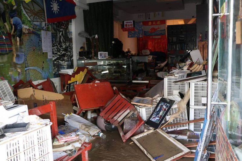 受到颱風鳳凰外圍環流及東北季風共伴影響，宜蘭縣蘇澳鎮11日晚間豪雨成災，低窪地區淹水高度超過1公尺。12日上午淹水逐漸退去，民眾屋內家具傾倒毀損，滿地泥濘。（蘇澳鎮公所提供）中央社記者沈如峰傳真　114年11月12日