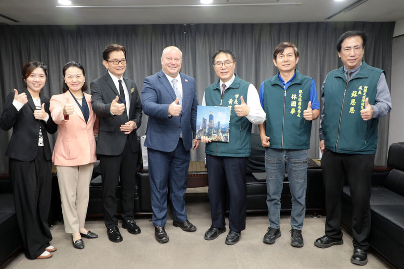 台南大億麗緻酒店由福泰國際旅館管理顧問公司接手，將與希爾頓集團合作，引進國際飯店品牌Signia by Hilton落腳台南。圖為福泰飯店集團與希爾頓集團11日拜會台南市長黃偉哲（右3），說明計畫。（台南市政府提供）中央社記者張榮祥台南傳真　114年11月12日