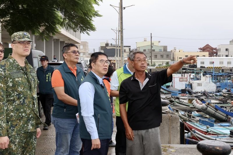 颱風鳳凰逼近，台南市長黃偉哲（前右2）12日視察台南沿海漁港、社區鄰里等，確保居民生命安全。（台南市政府提供）中央社記者張榮祥台南傳真　114年11月12日