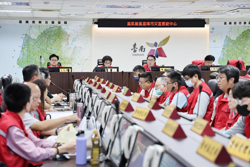 颱風鳳凰來襲，台南市長黃偉哲（後排左3）12日主持台南市災害應變中心第2次防颱工作會報。（台南市政府提供）中央社記者張榮祥台南傳真　114年11月12日