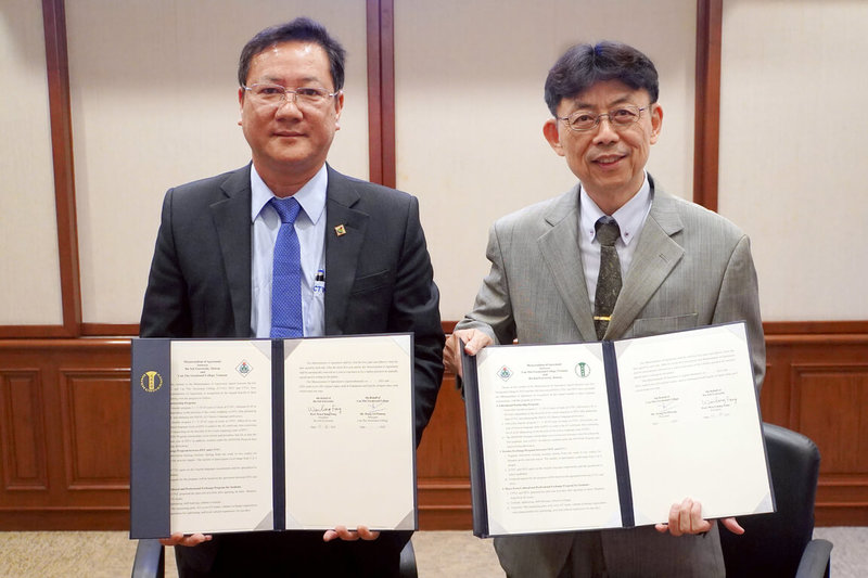 大葉大學校長方文昌（右）與越南肯特就業高等專科學校校長莊武芳（左）簽署合作協議，期許攜手朝新型專班、華語教學資源等面向展開合作，推動跨國教育，為學生開啟多元發展道路。（大葉大學提供）中央社記者鄭維真傳真　114年11月12日