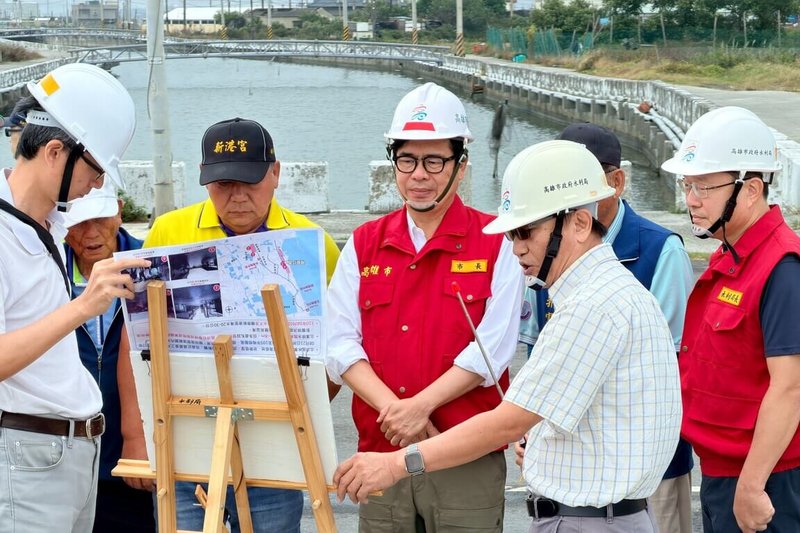颱風鳳凰來襲，高雄市長陳其邁（中）12日上午前往永安北溝排水系統視察，感謝清潔隊員颱風期間堅守崗位，把握時間加強清疏，確保洩水孔與側溝暢通。（高雄市政府提供）中央社記者蔡孟妤傳真　114年11月12日