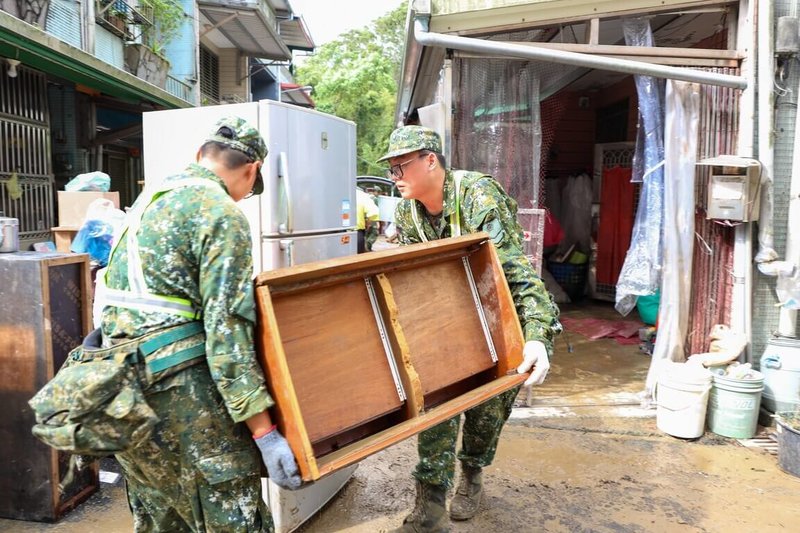 國軍第三作戰區官兵12日執行蘇澳災區清運工作。（國軍第三作戰區提供）中央社記者吳書緯傳真　114年11月12日