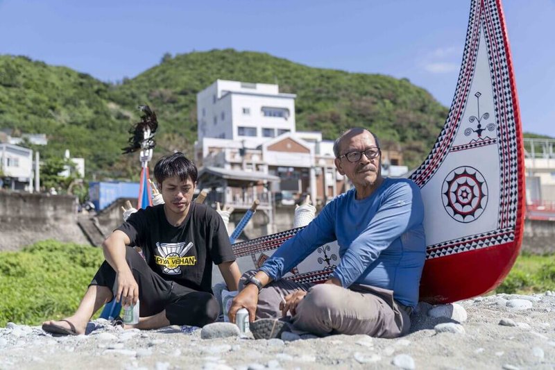 目宿媒體「他們在島嶼寫作」最新作品「大海浮夢」，記錄作家夏曼．藍波安（右）與兒子歷經517天潛水、伐木、造舟與出海的壯闊旅程。15日將於金馬影展舉行世界首映。（目宿媒體提供）中央社記者邱祖胤傳真  114年11月12日