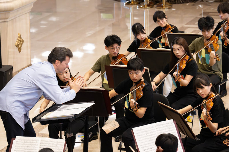 柏林愛樂「並肩彩排」計畫首度與NSYO國家青年交響樂團合作，由柏林愛樂小提琴團員柏納迪尼（Simon Bernardini，另譯：貝爾納迪尼）（左）擔任指揮，帶領NSYO歷屆菁英與「樂無界計畫」成員一同排練。（柏林愛樂提供）中央社記者趙靜瑜傳真  114年11月12日