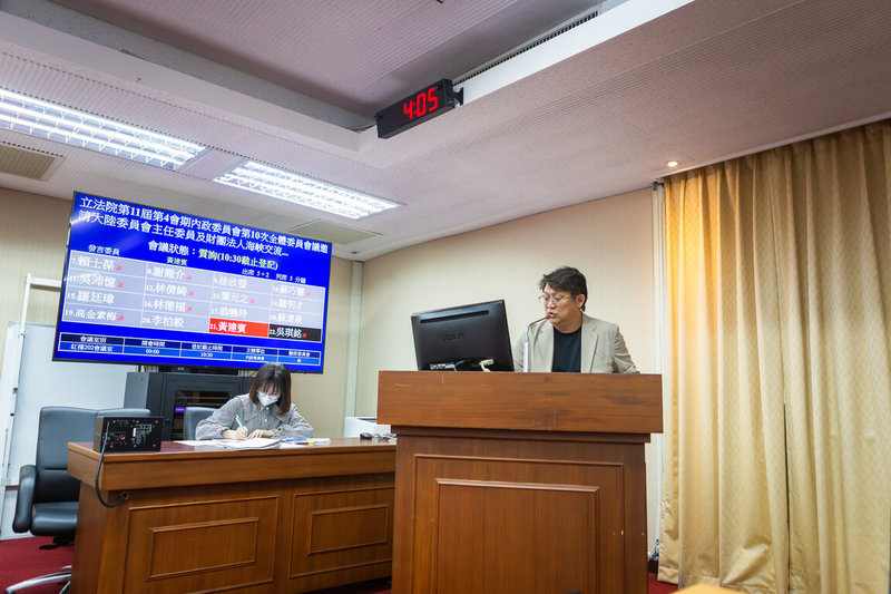 國民黨立委黃建賓（右）12日在立法院質詢陸委會主委邱垂正時，提出政府應加強政策誘因，推動港澳包機直航台東以振興東部觀光旅遊。（黃建賓國會辦公室提供）中央社記者盧太城台東傳真　114年11月12日