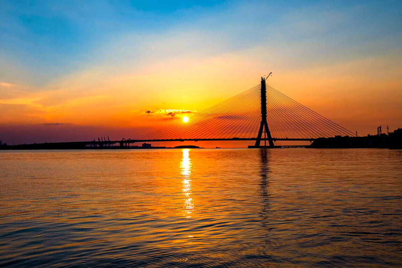 新北市觀旅局指出，透過24小時不間斷的高解析直播，新北多處美景已成功吸引國內外旅客目光，提升國人旅遊意願，並拓展國際觀光市場，讓更多海外人士認識新北的多元魅力。圖為淡江大橋夕照美景。（新北市觀旅局提供）中央社記者黃旭昇新北市傳真　114年11月12日