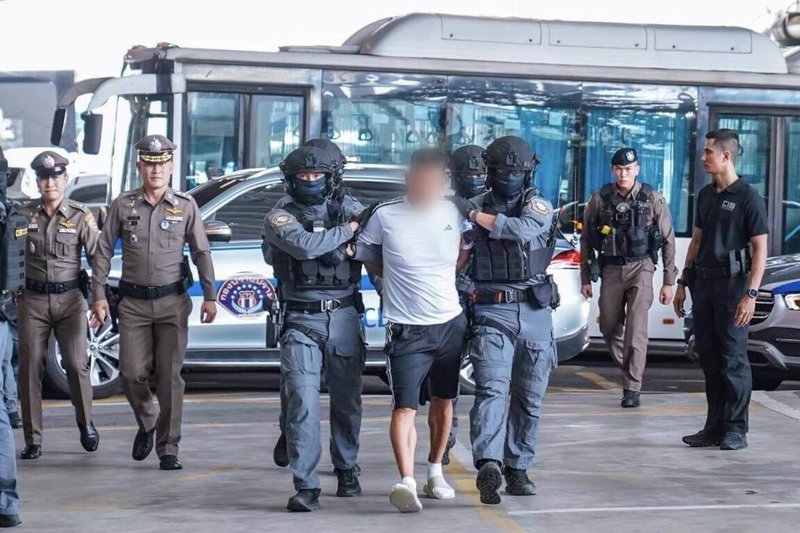 泰國警方12日將中國籍賭博集團主謀佘智江從曼谷拘留所押送至素萬那普警察局拘留所，隨後將他移交給中國當局。（泰國皇家警察中央調查局提供）中央社記者李宗憲曼谷傳真　114年11月12日