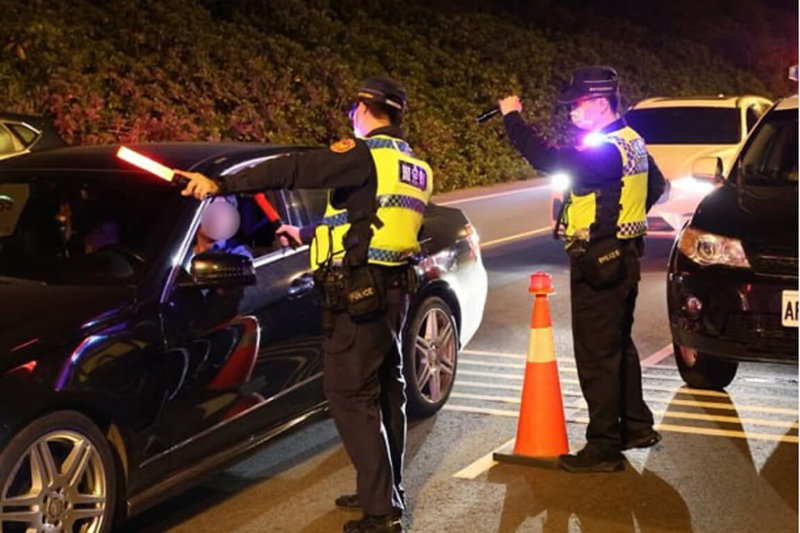 交通部公布114年前8月各縣市交通事故死亡人數，台南市高居第一。台南市政府12日指出，將加強熱區巡查及精準執法。圖為警方攔檢情形。（台南市警察局提供）中央社記者楊思瑞攝　114年11月12日