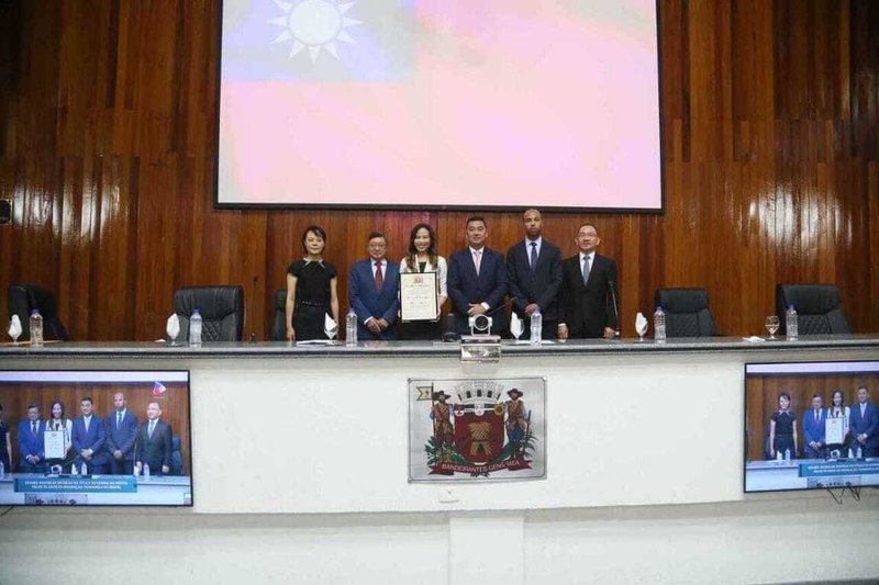 巴西聖保羅州慕義市議會11日舉行「台灣移民貢獻獎」頒授儀式，駐聖保羅台北經濟文化辦事處處長朱怡靜（左3）代表接受榮譽狀。（駐聖保羅辦事處提供）中央社記者唐雅陵聖保羅傳真　114年11月12日