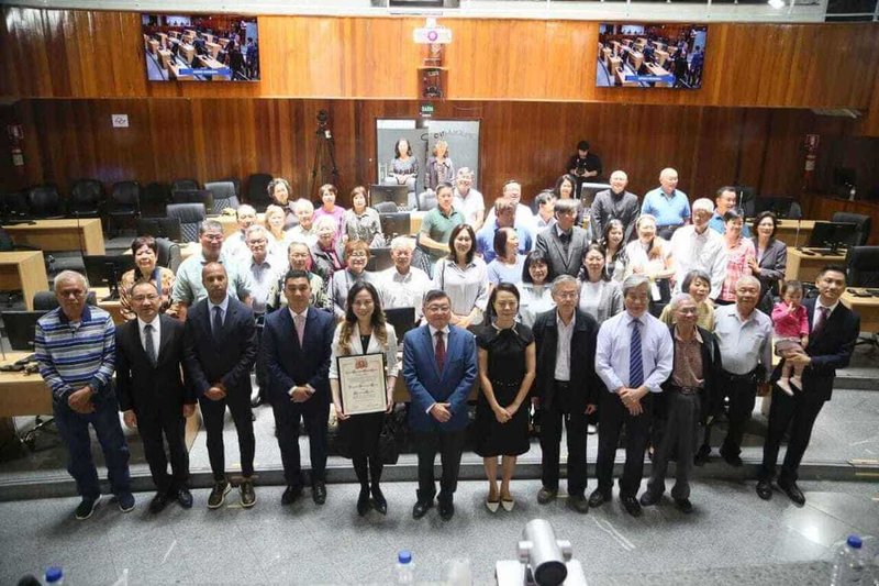 巴西聖保羅州慕義市議會11日舉行「台灣移民貢獻獎」頒授儀式,駐聖保羅台北經濟文化辦事處處長朱怡靜(前排左5)與慕義市市議員及台灣僑胞代表合影。(駐聖保羅辦事處提供)中央社記者唐雅陵聖保羅傳真 114年11月12日