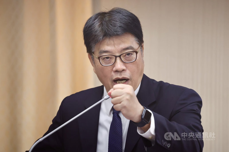 中共點名將對民進黨立委沈伯洋展開全球抓捕。對此，大陸委員會主委邱垂正（圖）12日在立法院表示，這是典型跨國鎮壓做法，意圖對台恫嚇與分化，朝野、全國應該團結一心，將挑戰化為守護台灣的力量，讓台灣更有韌性。中央社記者王飛華攝　114年11月12日