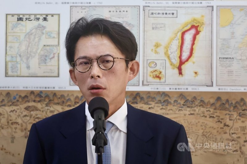 中共揚言追捕民進黨立委沈伯洋。民眾黨立法院黨團總召黃國昌（圖）12日在立法院受訪指出，中國無權抓捕任何台灣公民，發生這樣的事情，政府應有積極作為；但讓人遺憾的是，看不到任何具體作為。中央社記者王飛華攝　114年11月12日