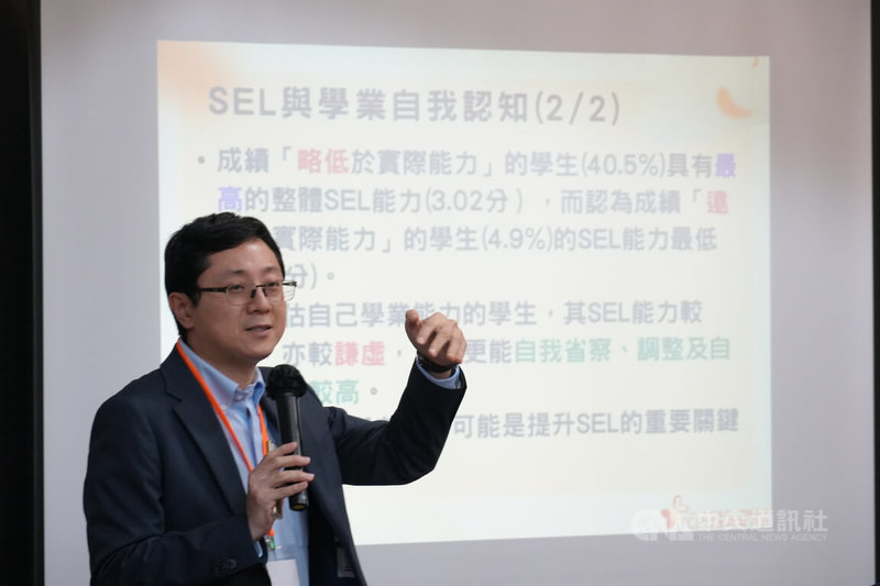 諮商心理師公會全國聯合會12日在台北舉行記者會，公布114年度大專學生壓力調查結果，國立台北教育大學心理與諮商學系教授陳柏霖（圖）提到，部分學生遇到心理問題時，會先詢問AI機器人。中央社記者陳至中台北攝　114年11月12日