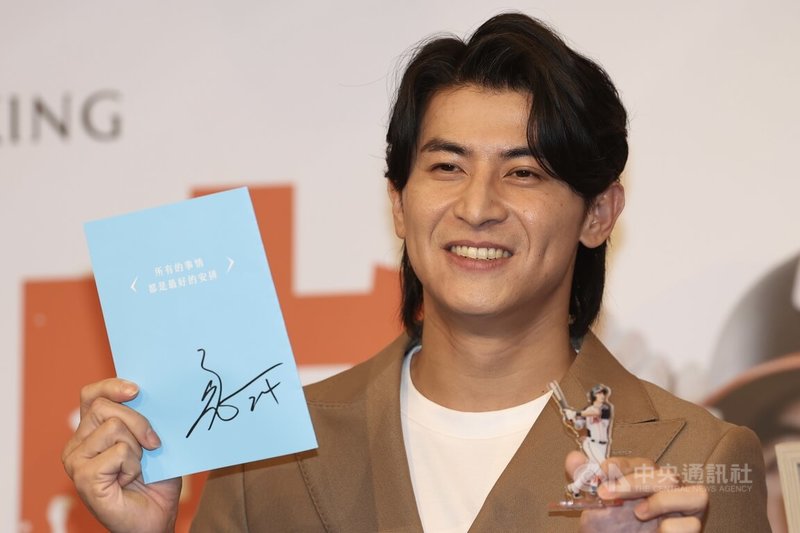 中華職棒統一7-ELEVEn獅隊球星陳傑憲出版首部著作「突破極限的信念」,12日下午在台北晶華酒店舉行新書發表會,圖為陳傑憲現場展示新版簽名。中央社記者吳家昇攝 114年11月12日