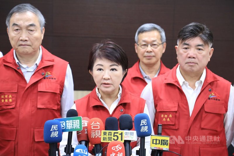 台中市長盧秀燕（前中）12日受訪回應中市停班課標準表示，停班課有標準，此次颱風以風勢為主，海線地區測得平均風力7級以上、最大陣風出現10級，海線地區風力標準達標，有的地區甚至超標。中央社記者趙麗妍攝　114年11月12日