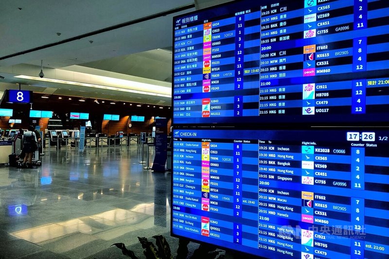 受颱風鳳凰影響，桃園國際機場公司12日表示，截至下午3時，因天候因素轉降航班共有7架次；由於桃機目前仍維持強風警報，提醒旅客及接機親友應提前確認班機最新動態。中央社記者吳睿騏桃園機場攝　114年11月12日