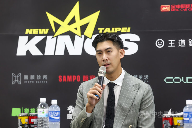 台灣職業籃球大聯盟（TPBL）新北國王隊總經理毛加恩12日在新莊體育館受訪，說明球隊更換總教練的考量。中央社記者王騰毅攝　114年11月12日