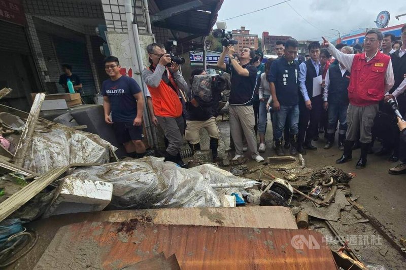 宜蘭縣蘇澳鎮時隔多年再遇大水患，積水最深處逾1層樓高，積水消退後街道滿是泥濘、滿目瘡痍。行政院長卓榮泰（前右）12日赴災區視察，了解地方重建相關需求。中央社記者沈如峰宜蘭縣攝　114年11月12日