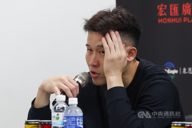 台灣職業籃球大聯盟（TPBL）新北國王隊12日逆轉擊敗福爾摩沙夢想家隊，拿下換帥後首勝。國王當家球星李愷諺（圖）賽後哽咽表示，從小帶自己長大的外公日前離世，這場比賽想打給天上的外公看。中央社記者王騰毅攝　114年11月12日