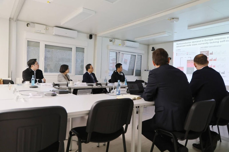 前總統蔡英文在德國德勒斯登聽取歐積電簡報,蔡英文會後也與台籍工程師互動,了解實際建廠進度與工作情況。(蔡英文辦公室提供)中央社記者林尚縈德勒斯登傳真 114年11月12日