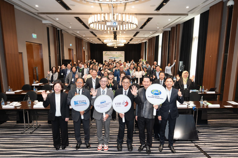 來自APEC七大經濟體的代表出席由台灣主辦的「APEC紡織智慧科技應用國際研討會」，逾百名與會者共同探討紡織供應鏈的新趨勢和新興技術、智慧技術解決方案等議題。（紡織產業綜合研究所提供）中央社記者李宗憲曼谷傳真　114年11月12日