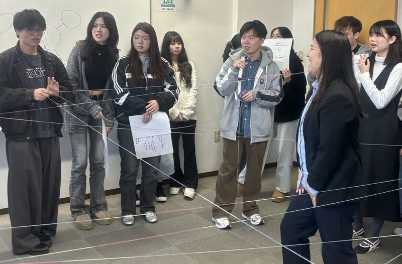 實踐大學團隊前往日本舉行工作坊，以「共創共學」為核心，由台日教師共同設計課程，學生以多語交流、分組共創，從文化差異中激盪設計靈感。（實踐提供）中央社記者許秩維傳真　114年11月12日