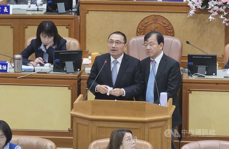 新北市長侯友宜（立者左）12日列席議會備詢時，針對板橋醫療園區BOT案指出，當初衛福部已核定興建板醫園區，但健保署要降病床數，他已和衛福部溝通盼互退一步，但醫院一定要蓋，病床一部分轉做長照，目前仍在溝通中。中央社記者王鴻國攝　114年11月12日