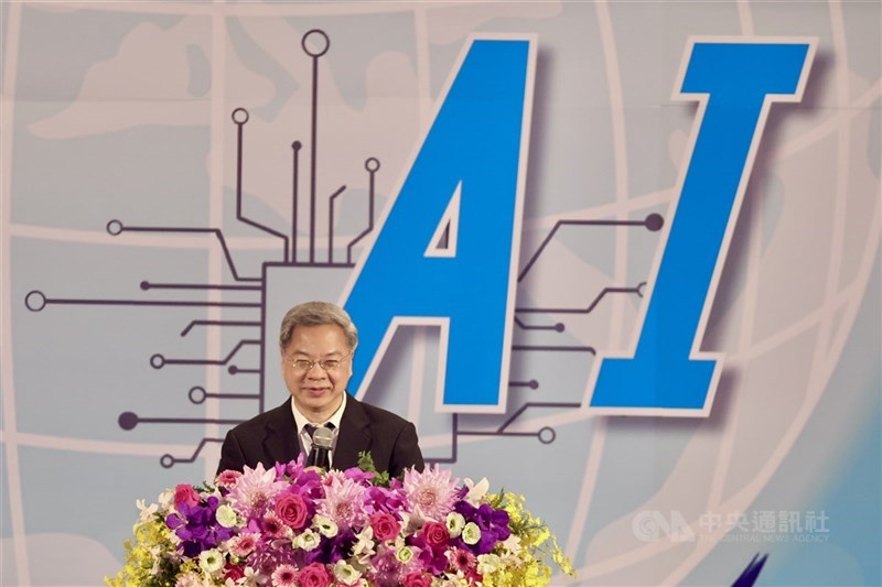 近年台灣許多中小企業已從製造端走向創新端，例如零組件廠運用AI人工智慧改善製程。圖為經濟部長龔明鑫出席第79屆工業節慶祝大會並致詞，為工業界打氣。（中央社檔案照片）