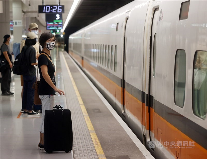 因應颱風鳳凰及旅運需求，台灣高鐵宣布，除了12日原訂改成每小時雙向各發3班全車自由座列車外，傍晚將再增開4班次南港至台中南下列車，均為全車自由座（商務車廂除外）。（中央社檔案照片）