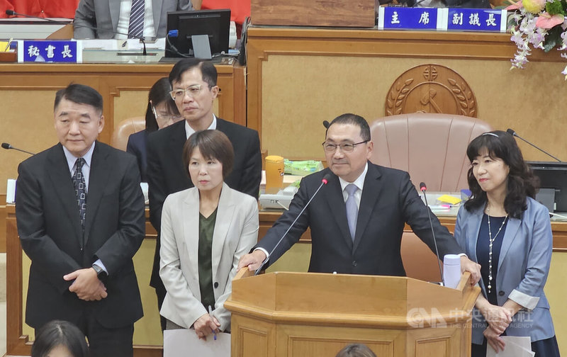 新北市議會12日進行市政總質詢，市長侯友宜（右2）與經發局長盛筱蓉（右）同台列席備詢，回應議員詢及林口工一工業區規劃成AI智慧產業園區相關議題。中央社記者王鴻國攝　114年11月12日