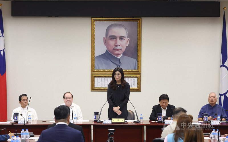 國民黨主席鄭麗文（中）12日首次主持中常會，並宣布親自兼任革命實踐研究院院長。鄭麗文表示，將秉持當年國民黨創辦革實院的精神，重拾核心理念、中心思想，強化黨員論述能力。中央社記者趙世勳攝 114年11月12日