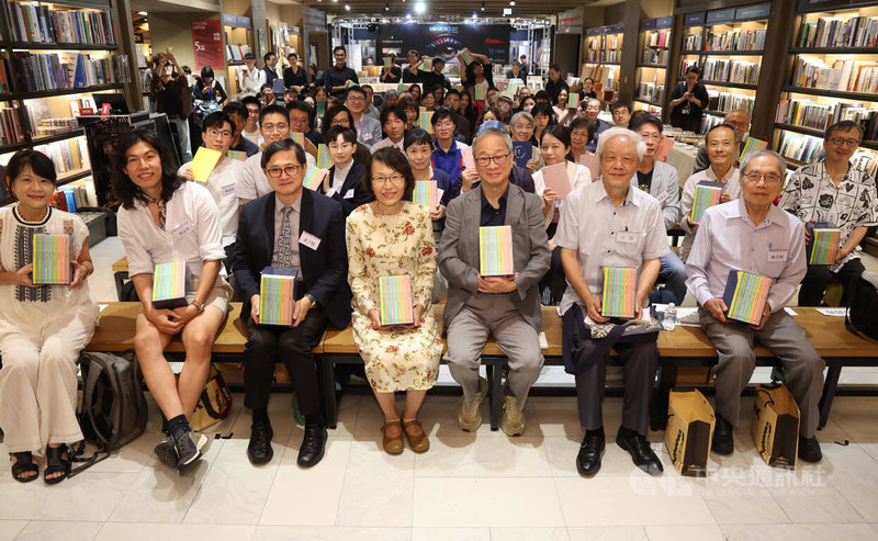 詩人零雨（前中）跨度40年創作的「零雨作品集」新書發表會12日在台北舉行，文化部長李遠（前右3）、目宿媒體創辦人童子賢（前左3）、詩人向陽（前右2）、作家陳芳明（前右）等人出席共襄盛舉。中央社記者張新偉攝　114年11月12日