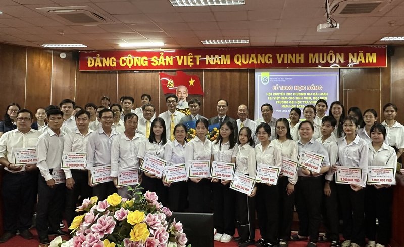 越南台商獎學基金會扶助越南偏遠地區大學教育獎學金10日於南越茶榮省茶榮大學舉行頒證典禮，由基金會董事長蘇建源（黑西裝者）主持，駐胡志明市辦事處教育組長林韋至（灰西裝者）觀禮見證。（蘇建源提供）中央社記者曾婷瑄河內傳真114年11月12日