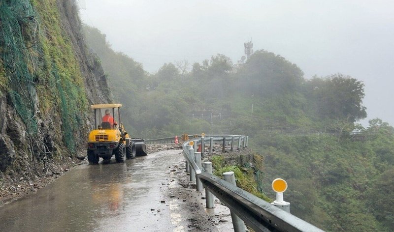 受颱風外圍環流及東北季風影響，花蓮山區連日降雨，中橫公路台8線157.7公里處豁然亭路段，12日中午發生持續性落石阻斷交通，公路局緊急封閉道路，考量邊坡含水量高，且視線不佳，目前人員及機具在現場待命，預計13日下午3時搶通。（公路局提供）中央社記者張祈傳真　114年11月12日