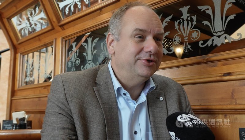 德國德勒斯登市長希柏特認為，德勒斯登的發展關鍵在於產業、教育與城市治理的緊密結合，讓這裡不僅是歐洲半導體中心，也成為國際人才願意長期定居的城市。中央社記者林尚縈德勒斯登攝　114年11月12日