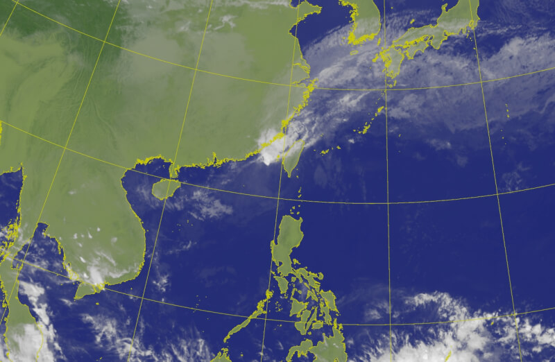 圖為12日中午12時衛星雲圖。（圖取自氣象署網頁cwa.gov.tw）