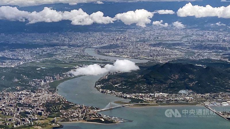 新北市淡江大橋正持續趕工，是國際旅客入境台灣時首先映入眼簾的國門地標。新北市長侯友宜12日表示，許多市民搭機時從淡江大橋上空拍照傳給他看，無論是出國或返鄉時看見這座精神地標，都令人感動。圖為114年8月26日從飛機上俯瞰淡江大橋一帶。中央社記者黃旭昇新北市攝　114年11月12日