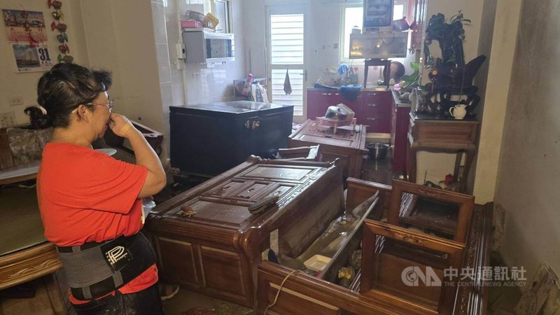 宜蘭縣蘇澳鎮11日晚上時隔15年再遇大水患,積水最深處超過1層樓高。12日上午,積水消退,民眾忙著整理家園,也難過家電幾乎全毀。中央社記者沈如峰宜蘭縣攝 114年11月12日