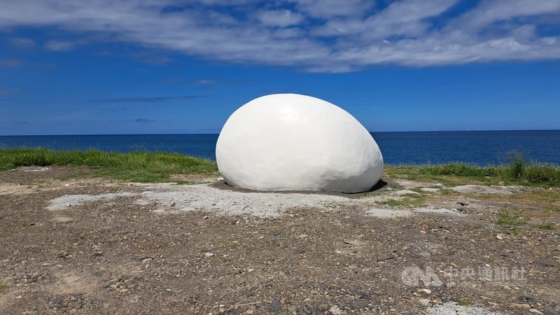 放置在大鳥遊憩區的南迴藝術季作品Hamaleng，因位於海邊，解說文字遭海風吹襲已模糊，遊客看不出作品意涵，台東縣政府文化處允諾改善。中央社記者盧太城台東攝　114年11月12日