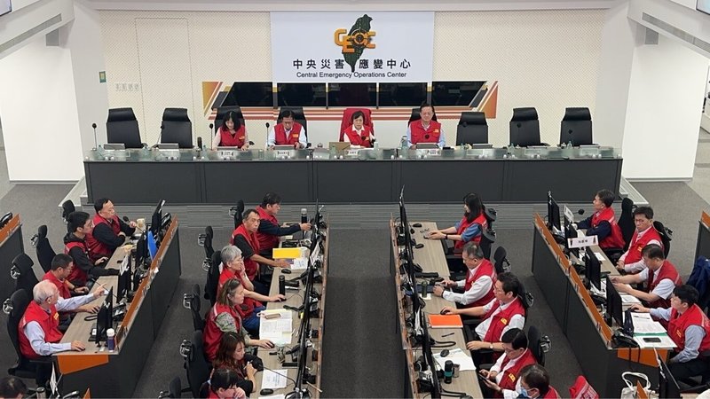 中央災害應變中心12日表示，受颱風鳳凰和東北季風共伴效應，累計災情共349件、51傷；擔任指揮官的內政部長劉世芳提醒，要注意延遲性災情。（中央災變中心提供）中央社記者黃麗芸傳真 114年11月12日