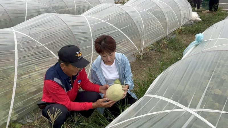 民進黨立委陳亭妃（右）12日說，颱風鳳凰來襲，她今天固守台南，由辦公室主任代為前往民進黨中央黨部，正式完成2026年台南市長初選登記，圖為陳亭妃了解台南防災狀況。（陳亭妃辦公室提供）中央社記者葉素萍傳真　114年11月12日
