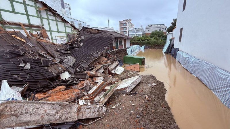 台東市連續3天下雨，更生北路一間老舊瓦房12日中午驚傳倒塌，所幸屋內已無人居住、未傳傷亡，現場周邊已先拉起封鎖線。（民眾提供）中央社記者盧太城台東傳真　114年11月12日
